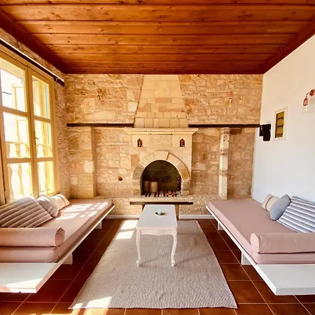 To Petrino Apartment Megisti