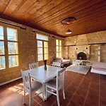 To Petrino Apartment Megisti