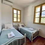 To Petrino Apartment Megisti